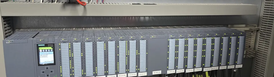 PLC Siemens y módulos de entradas y salidas instalados en un tablero de automatización industrial