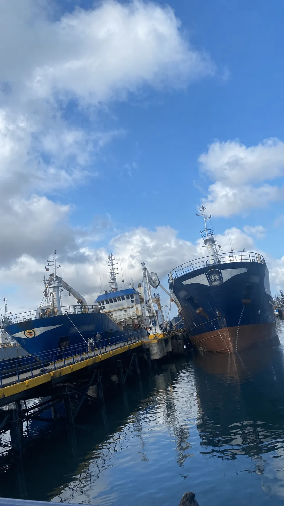 Embarcaciones industriales en puerto